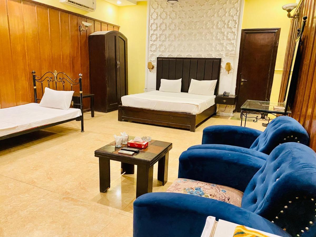 Hotel Royal One Мултан Екстер'єр фото