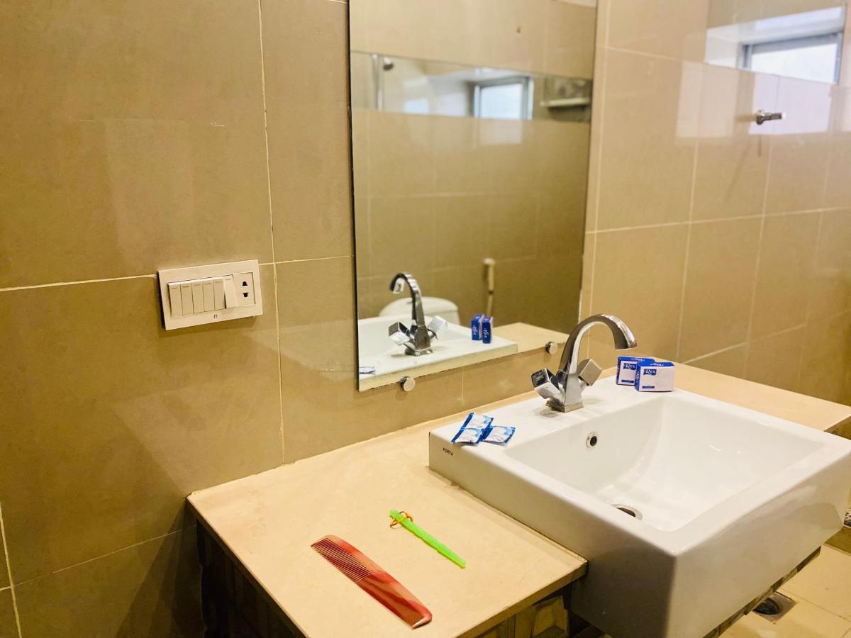 Hotel Royal One Мултан Екстер'єр фото