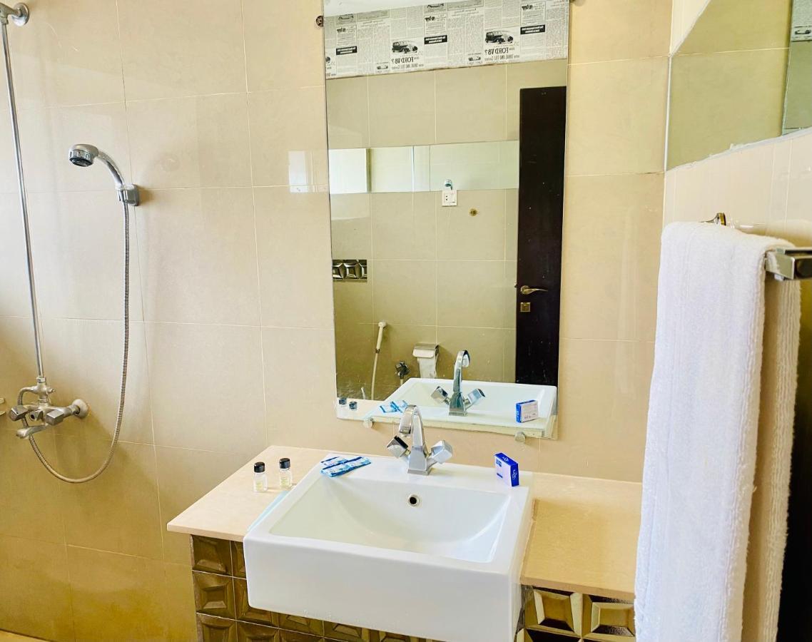 Hotel Royal One Мултан Екстер'єр фото