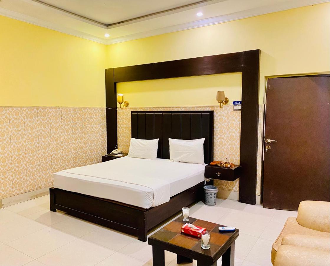 Hotel Royal One Мултан Екстер'єр фото