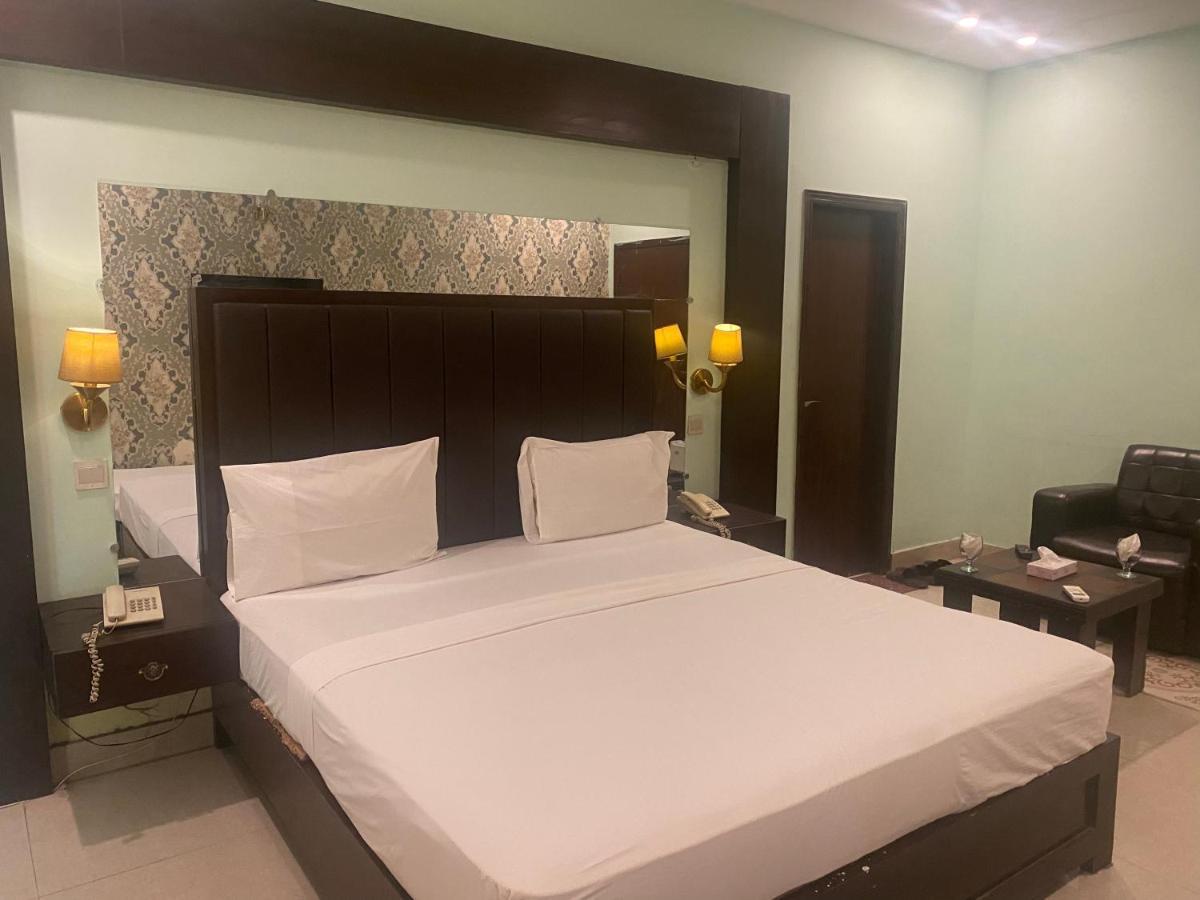 Hotel Royal One Мултан Екстер'єр фото