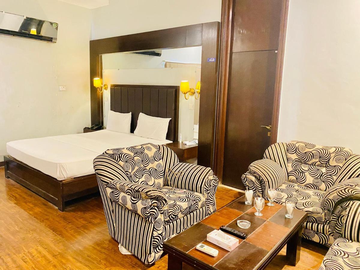 Hotel Royal One Мултан Екстер'єр фото