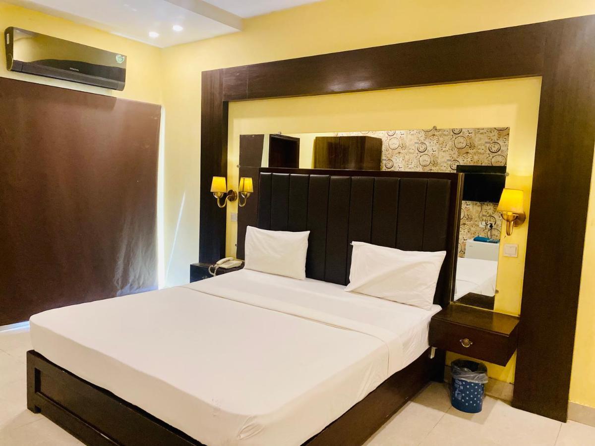 Hotel Royal One Мултан Екстер'єр фото